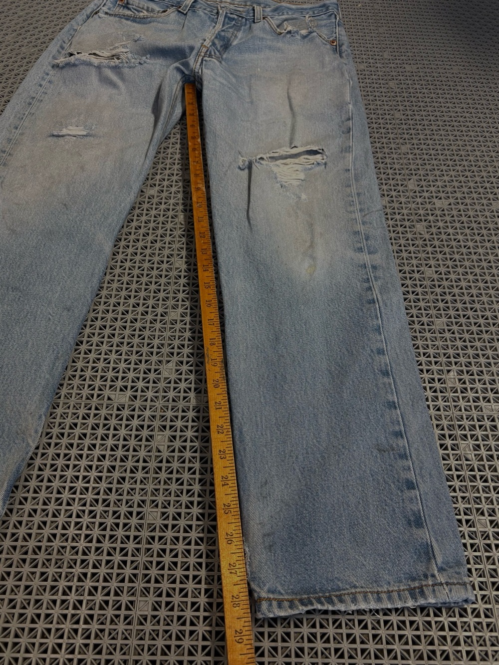 Vintage Levi's 501 Light Wash Distressed Button-Fly Blue Jeans Y2K - Picture 8 of 16
